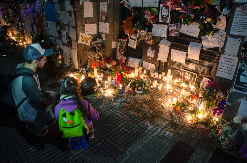 Velas y flores para pedir justicia por Maldonado en la Morgue, 2017.