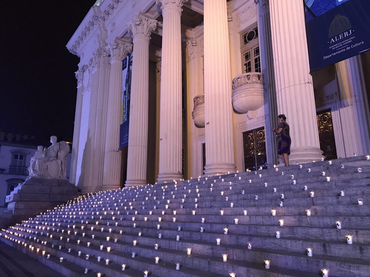 Velas por la memoria de Marielle Franco en las escaleras de la Asamblea Legislativa del Estado de Río de Janeiro, 2018