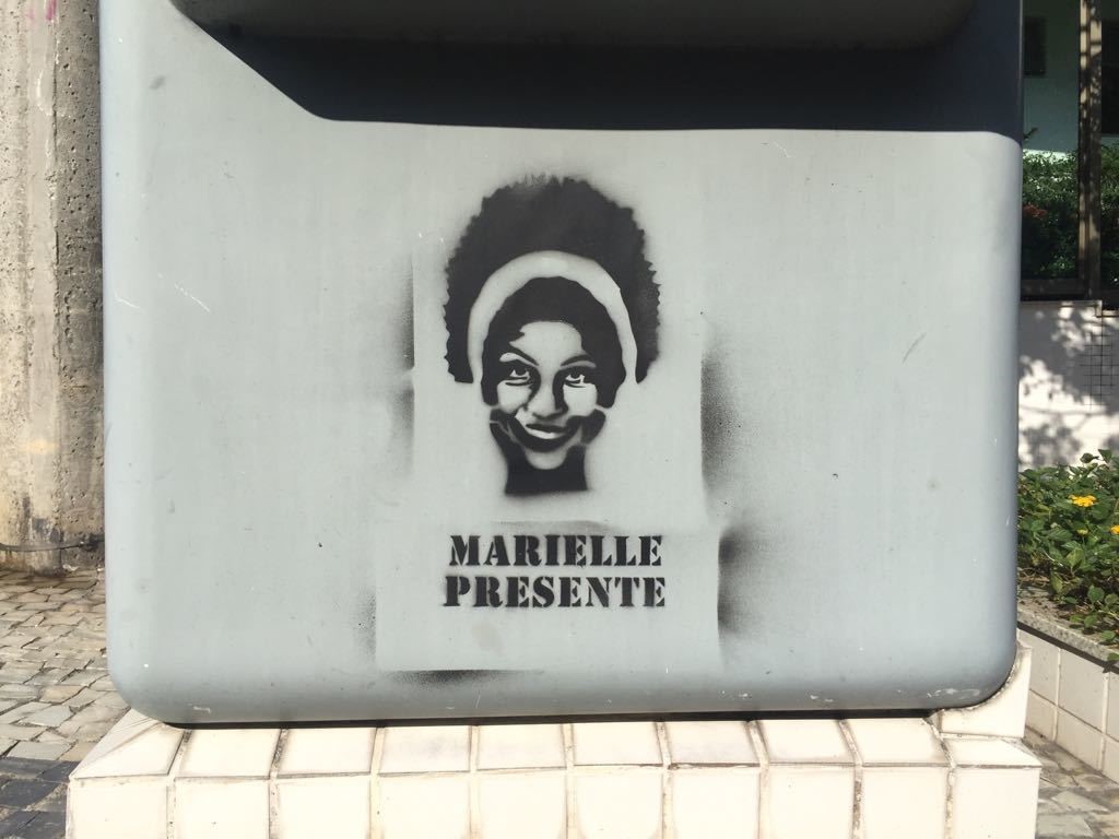 Realización de stencils en el contexto de las marchas, Río de Janeiro, 2018.