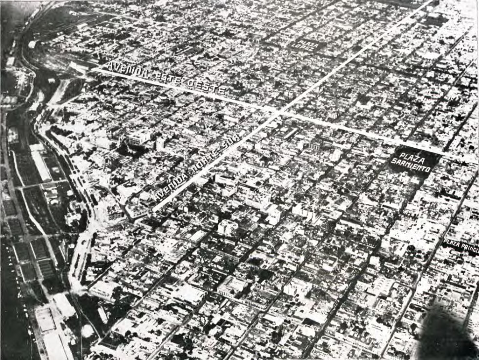 Fotografía aérea del centro de Rosario con detalle de los dos ejes monumentales proyectados en el plan regulador