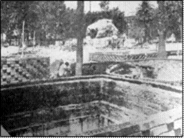 Trabajos de remodelación de la Plaza San Martín hacia 1969. Puede distinguirse en primer plano la construcción del estanque, en segundo plano, se observa el monumento al Gral. San Martín ya remodelado.