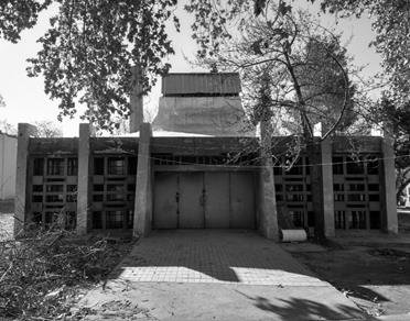 “Edificio del Crematorio del Cementerio de la Capital de Mendoza” diseñado por la arquitecta Graciela Hidalgo en 1969. Obsérvese su diseño meramente moderno con líneas rectas y el uso del hormigón armado. Asimismo, el diseño de las ventanas realizadas también en hormigón. Actualmente se encuentra en desuso y en estado de abandono.