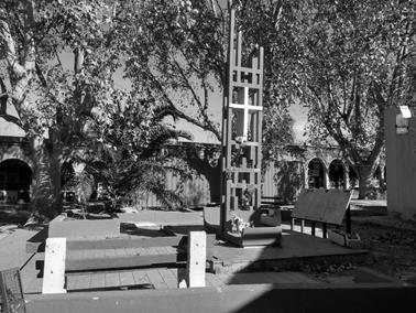“La Cruz Mayor” del Cementerio de la Capital en el Ofrendatorio junto al Crematorio.