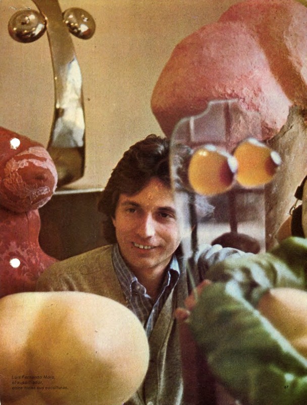 Luis Fernando Moro con algunas de las esculturas expuestas en Senografía