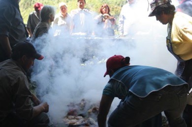 Curanto tradicional en hoyo, celebración del encuentro Comunidad Teológica del Sur.