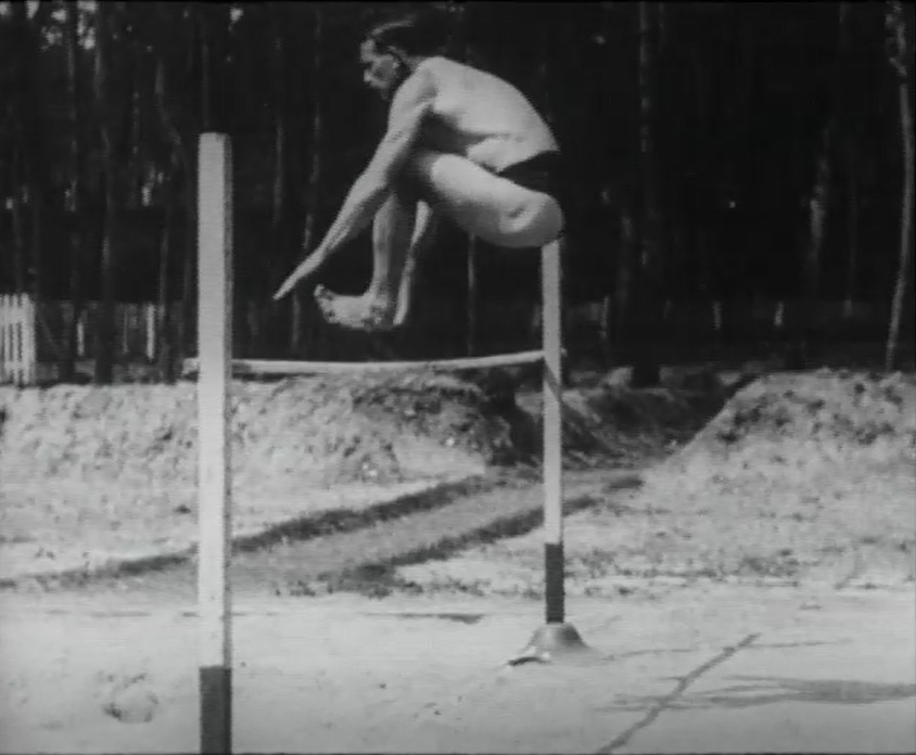 Fotograma de “Sauts en
hauteur”, La cinémathèque Robert Lynen de la Ville de París, circa 1924.
