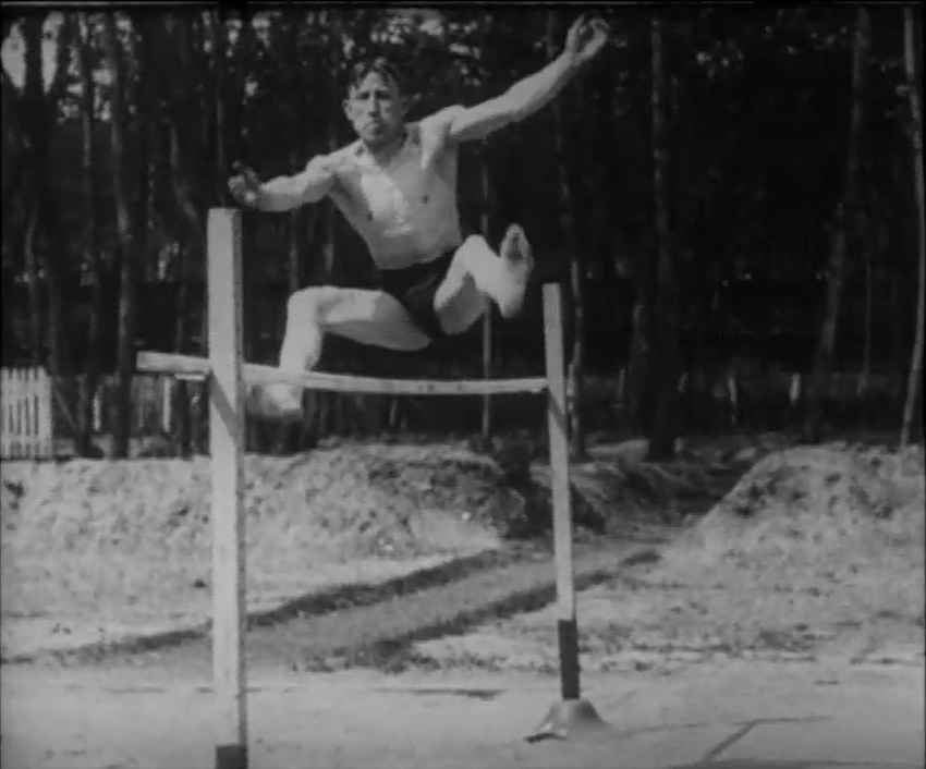 Fotograma de “Sauts en
hauteur”, La cinémathèque Robert Lynen de la Ville de París, circa 1924.