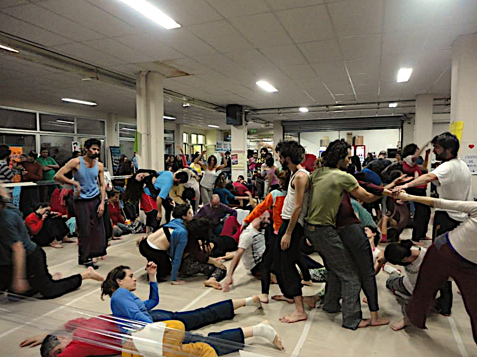 Imagen 1. Encuentro “Danza en la facultad” convocado por el Área Cuerpo y Comunicación. Hall de planta baja de la Facultad de Ciencias Sociales. Universidad de Buenos Aires. Agosto de 2015, Buenos Aires, Argentina. Fuente: autoría propia.